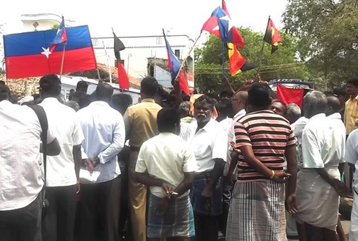 அதிமுகவினர் வாக்காளர்களுக்கு பணம் தருவதாக கூறி சாலைமறியல்